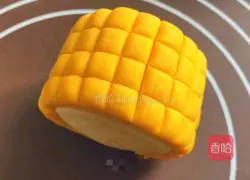 Illustration of how to make real and fake corn buns 12