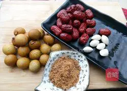 Illustration of how to make red date and longan blood-boosting soup 1