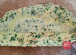 Illustration of how to make leek and shrimp skin egg rolls 12