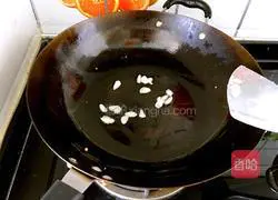 Illustration of how to make fried steamed buns with pepper and eggs 6