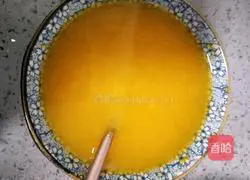 Illustration of how to make two-color flower rolls 6