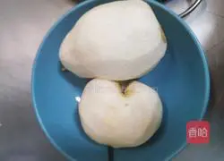 Illustration of how to make rock sugar, snow pear and lily soup 3