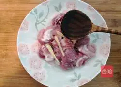 Illustration of how to make mushroom and wolfberry lean meat soup 5