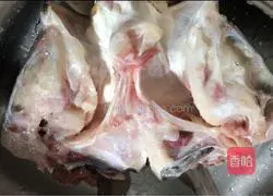 Illustration of how to make wolfberry tofu and fish head soup 1