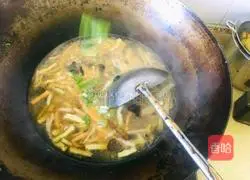 Illustration of how to make spicy and sour shredded pork soup 8