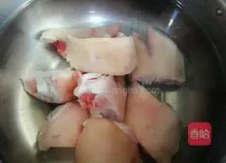 Illustration of how to make pig's feet and lotus root soup 3