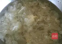 Sydney lilies, white fungus and moisturize the lungs Illustration of how to make soup 3