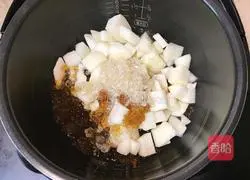 Illustration of how to make peach gum stewed with snow pear 5