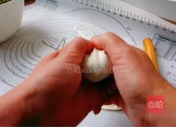 Chives and hairtail fish dumplings#New Year's Eve dinner recipe illustration 17