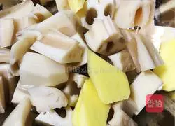 Lotus root and pig trotters soup recipe 3