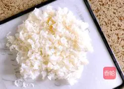 Illustration of how to make snow fungus and pear soup 2