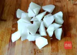 Illustration of how to stew white radish with big bones 10