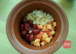 Illustration of how to make papaya, red dates and white fungus soup 3