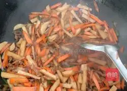 Illustration of how to braise noodles in iron pot 9