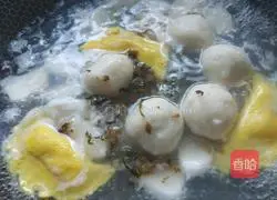 Illustration of how to make fish ball, egg dumpling and rice cake soup 11