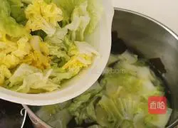 Illustration of making cabbage and kelp ball soup 11