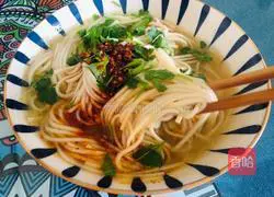 Illustration of how to make spicy egg noodles 7