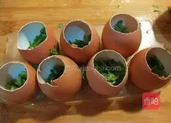 Illustration of how to make egg-and-vegetable pork rinds 13