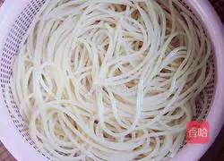 Illustration of how to make stir-fried spaghetti with black pepper shredded beef fillet 3