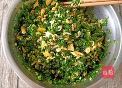 Illustration of how to make leek, shrimp skin and egg pot stickers 9