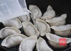 Illustration of how to make pork and celery fried dumplings 11