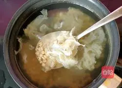 Illustration of how to make white fungus and sweet pear soup 3