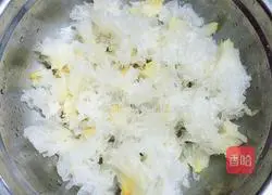 Recipe for Lily, Longan and Tremella Soup (moistening lungs and nourishing blood) 3