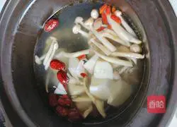 Illustration of how to make mushroom and chicken soup 6