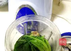 Dip with water Illustration of how to make spinach noodles 1
