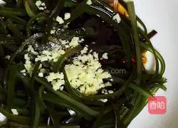 Illustration of how to make shredded kelp with minced red oil and garlic 7