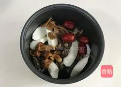 Illustration of how to make mushroom, yam and black-bone chicken soup 5