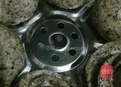 Illustration of how to make black sesame steamed buns 10