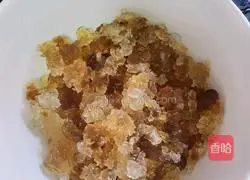 Illustration of how to make peach gum and white fungus soup 1