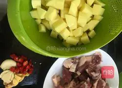 Illustration of how to cook duck legs with potatoes 1