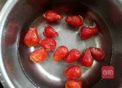 Illustration of how to make frozen strawberries 2