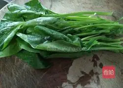 Illustration of how to make green hot dog rolls 1