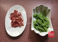 Illustration of how to make fried snow peas with sausage 2