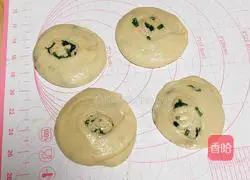 Illustration of how to make scallion hand-pulled pancakes (lard yeast version) 11