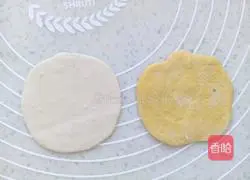 Illustration of how to make two-color flower rolls 7