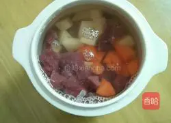 Illustration of how to make carrot, beef and bean soup 4