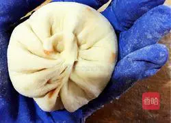 Illustration of how to make rock sugar hawthorn steamed buns 10