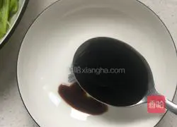 Illustration of how to make cold hand-shred garlic moss 4