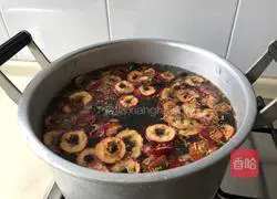 Illustration of how to make sour plum soup 1