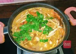 Seafood Tom Yum Soup Recipe Illustration 11