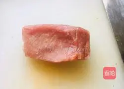 Illustration of how to make steamed noodles with lean meat and plum beans 5