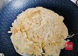 Illustration of how to make onion and egg pancakes 4