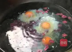 Illustration of how to make purple sweet potato and poached egg noodle soup 2