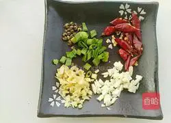 Illustration of spicy and sour lotus root diced recipe 7