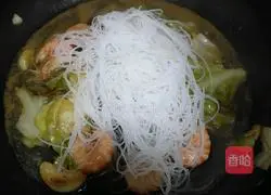 Illustration of how to stir-fry shrimps and vermicelli 5