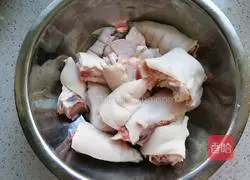 Soybean and pig trotters soup recipe 3